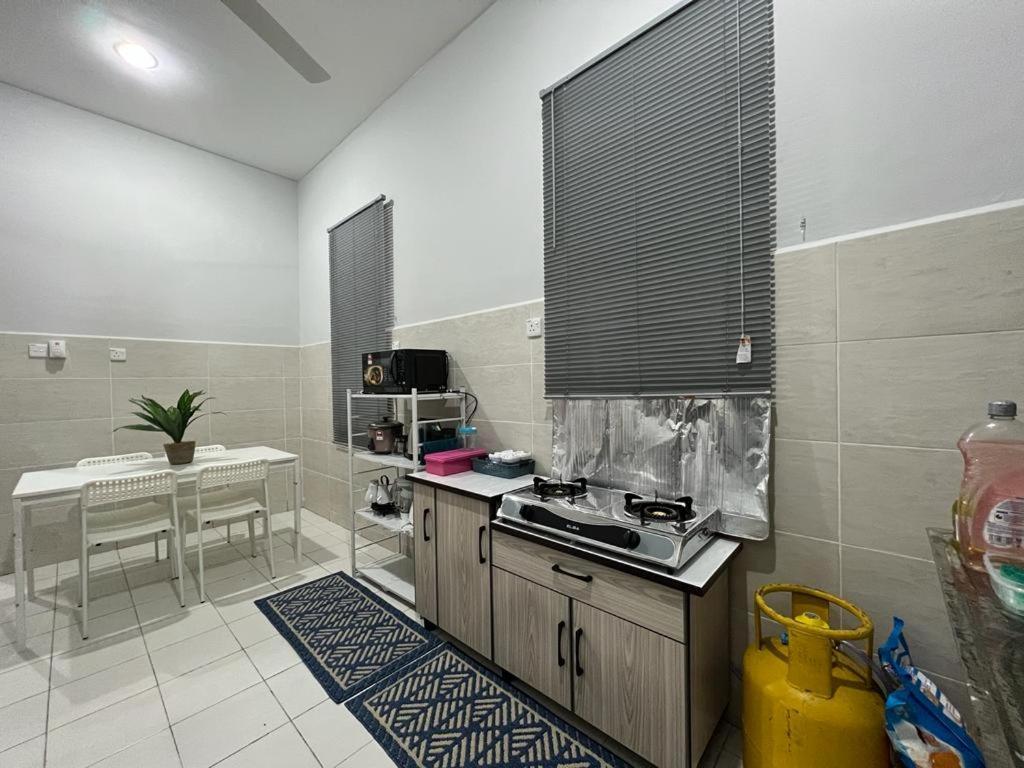 D'Sara Homestay Fully Furnished 3 Bedrooms All Aircond 2 Miles Centre Chukai Zewnętrze zdjęcie