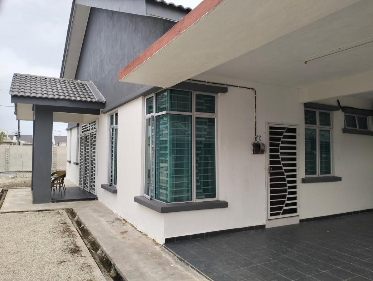 D'Sara Homestay Fully Furnished 3 Bedrooms All Aircond 2 Miles Centre Chukai Zewnętrze zdjęcie