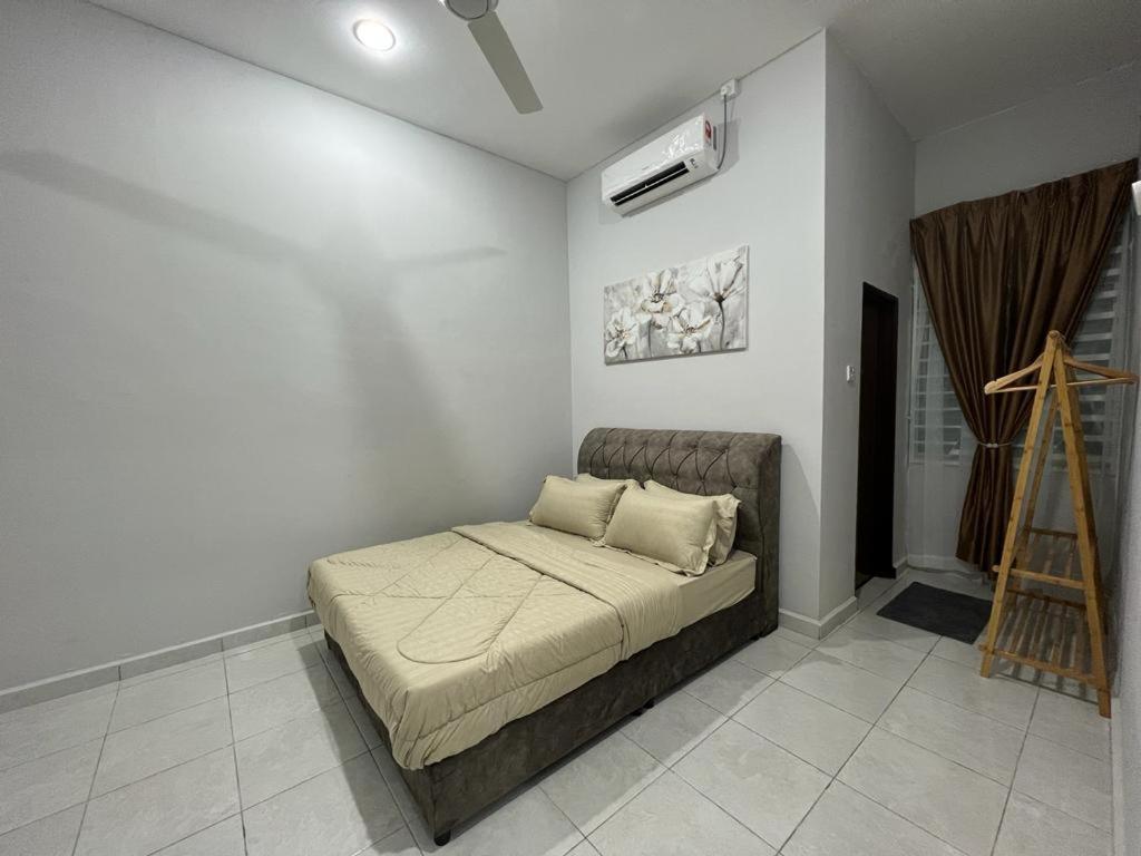 D'Sara Homestay Fully Furnished 3 Bedrooms All Aircond 2 Miles Centre Chukai Zewnętrze zdjęcie