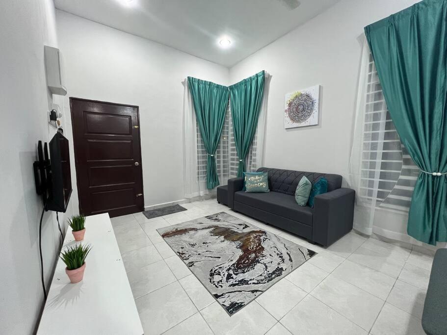 D'Sara Homestay Fully Furnished 3 Bedrooms All Aircond 2 Miles Centre Chukai Zewnętrze zdjęcie