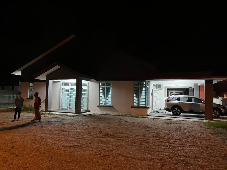 D'Sara Homestay Fully Furnished 3 Bedrooms All Aircond 2 Miles Centre Chukai Zewnętrze zdjęcie