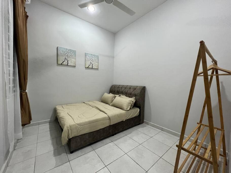 D'Sara Homestay Fully Furnished 3 Bedrooms All Aircond 2 Miles Centre Chukai Zewnętrze zdjęcie