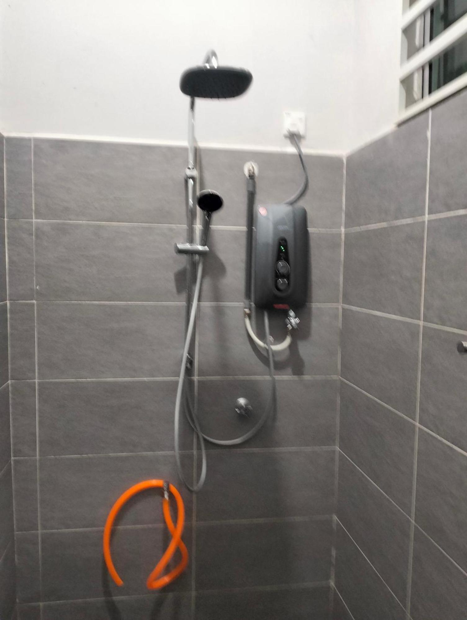 D'Sara Homestay Fully Furnished 3 Bedrooms All Aircond 2 Miles Centre Chukai Zewnętrze zdjęcie